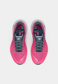 Ροζ αθλητικά παπούτσια με αναπνεύσιμο πλέγμα στην επάνω μεριά, γκρίζες λεπτομέρειες και επενδυμένο εσωτερικό με σχέδιο. Σημαντικά χαρακτηριστικά είναι ο ελαφρύς σχεδιασμός και οι υφασμένες σόλες.