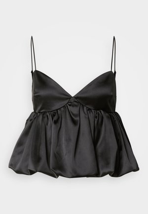 Črni satenski top s široko spodnjico, globokim V-izrezom, tankimi nastavljivimi naramnicami in nabranim detajlom ob pasu za bujno silhueto.