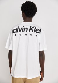 Calvin Klein Jeans EXCLUSIVE BOLD CALVIN GRAPHIC TEE - T-shirts print - bright white