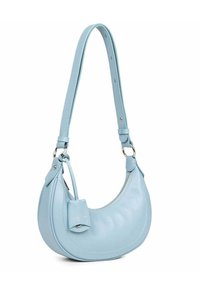 Borsa a tracolla in pelle azzurro chiaro con forma curva, tracolla regolabile, chiusura con zip e un piccolo dettaglio con tag coordinato. Texture liscia.