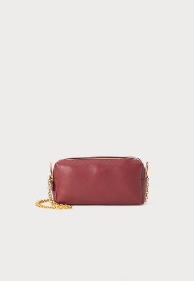 Borsa in pelle bordeaux dalla forma rettangolare, con tracolla a catena dorata, chiusura a zip e texture liscia. Design minimalista senza ulteriori pattern.