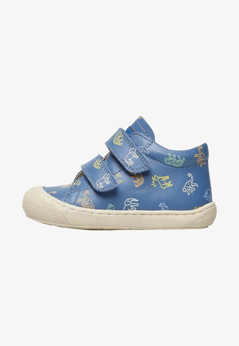 Chaussures en cuir bleu avec des motifs animaliers, dotées de deux bandes velcro et d'une semelle en caoutchouc blanche. Bout arrondi et côté texturé.