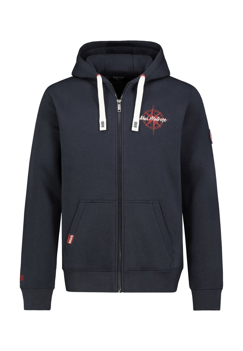 Marine blauwe zip-up hoodie van zacht materiaal met een logo aan de voorkant, twee zijzakken, witte trekkoorden en ribgebreide manchetten met rode accenten.