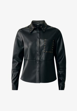 Chemise en simili cuir noir avec un col pointu, des manches longues, une poche poitrine et des embellissements en clous dorés sur le col et la poche.