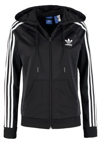 Felpa nera con zip, cappuccio foderato, tasche frontali, logo ricamato e strisce verticali bianche sulle maniche. Tessuto liscio e leggero.