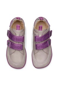Grau Leder Schuhe mit lila Klettverschlüssen, glatte Textur, abgerundete Zehen, kontrastierende Sohle und gestickte Details im oberen Bereich.