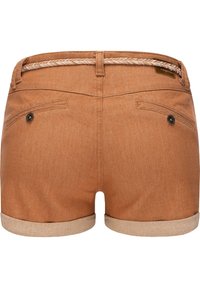 Pantalones cortos de mezclilla marrones con un cinturón trenzado. Incluyen dos bolsillos traseros y dobladillos enrollados. El material presenta un acabado texturizado.