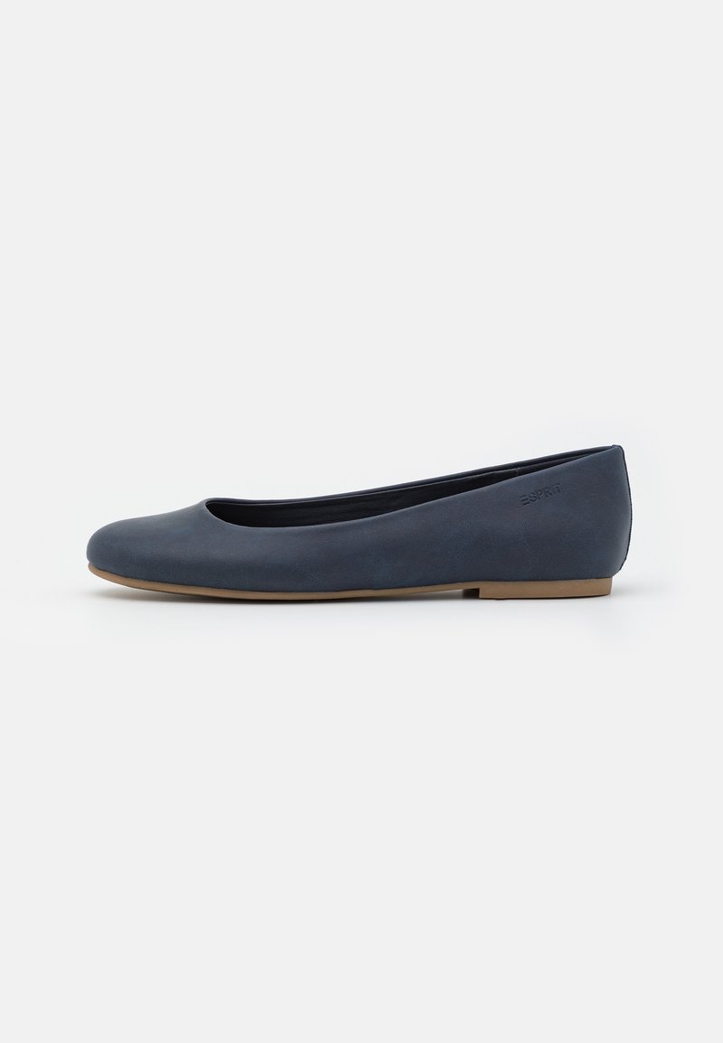 Une ballerine bleu marine avec un bout arrondi et une semelle marron clair sur un fond blanc uni.