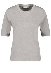 Šedý svetr s krátkým rukávem vyrobený z hladké tkaniny. Má kulatý výstřih s texturovaným šedým lemem a základní, volný střih.