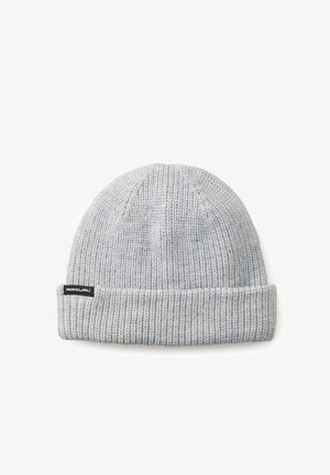 Grijze gebreide beanie met een ribbelstructuur, omgeslagen rand en een klein zwart label aan de zijkant. Zacht materiaal, geschikt voor koud weer.