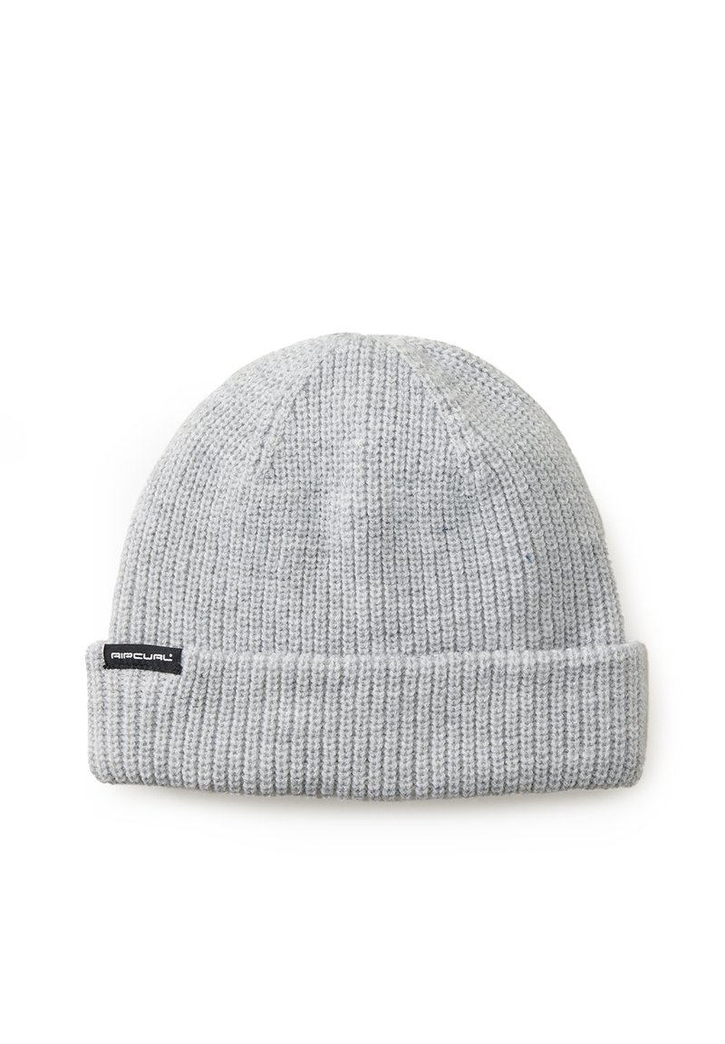 Grijze gebreide beanie met een ribbelstructuur, omgeslagen rand en een klein zwart label aan de zijkant. Zacht materiaal, geschikt voor koud weer.