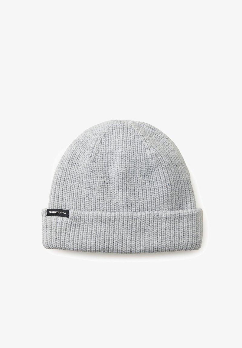 Grijze gebreide beanie met een ribbelstructuur, omgeslagen rand en een klein zwart label aan de zijkant. Zacht materiaal, geschikt voor koud weer.