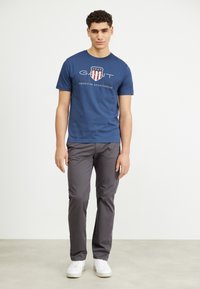 GANT REG ARCHIVE SHIELD - Tricou cu imprimeu - dusty blue sea