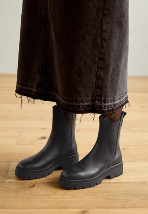 Enkellaarsjes met plateauzool - black