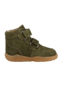 Zelené semišové ankle boots s dvoma nastaviteľnými suchými zipsami, hnedou gumovou podrážkou a jemnými švovými detailmi. Mäkčená podšívka viditeľná na golieri.