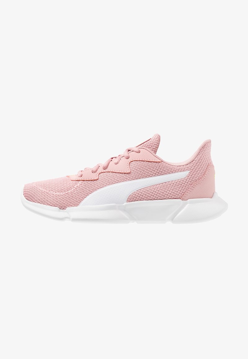 Różowe siatkowe sneakersy z białymi akcentami, z zaokrągloną podeszwą, teksturowaną cholewką i płaskimi sznurowadłami, zaprojektowane z myślą o komforcie i użytkowaniu sportowym.
