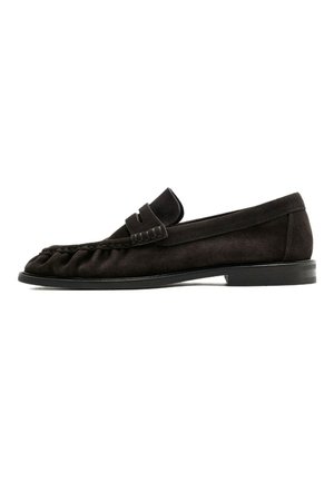 Mocassin en daim noir avec un petit talon, un bout arrondi et une bride sur le dessus, présenté sur fond blanc.