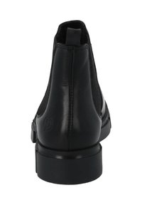 Stivaletto nero in pelle con pannelli elastici ai lati, punta rotonda e tacco basso a blocco. Presenta una finitura liscia e il logo del marchio sul retro.