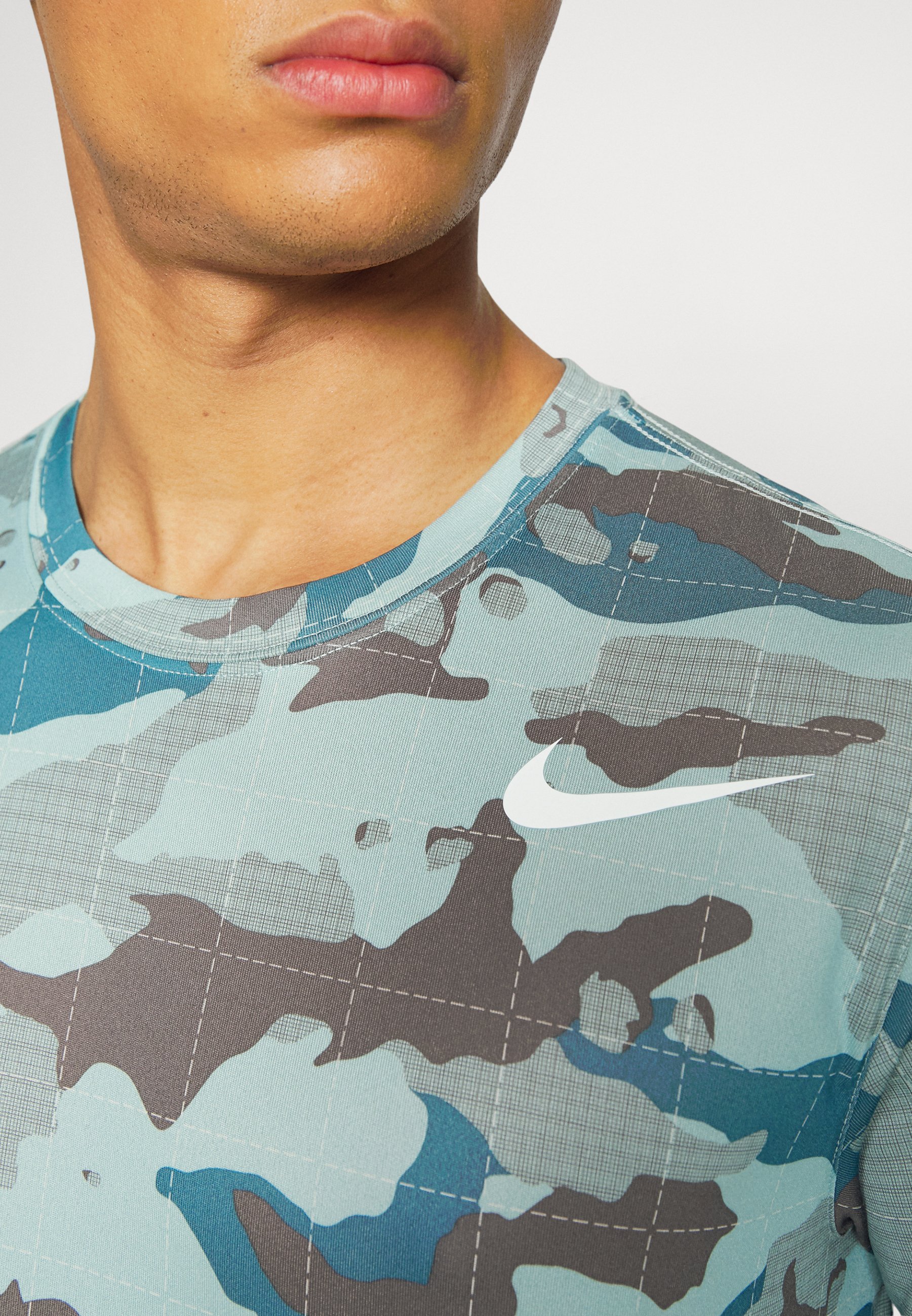 Nike Performance TEE CAMO - Print T 