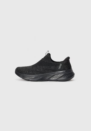 Must have musta riidepealne ja tekstureeritud pinnaga mustad libisevad tenniseketsid. Omavad pehmendatud talla, millel on kumer kuju, ja tagaküljel on tõmblukk.