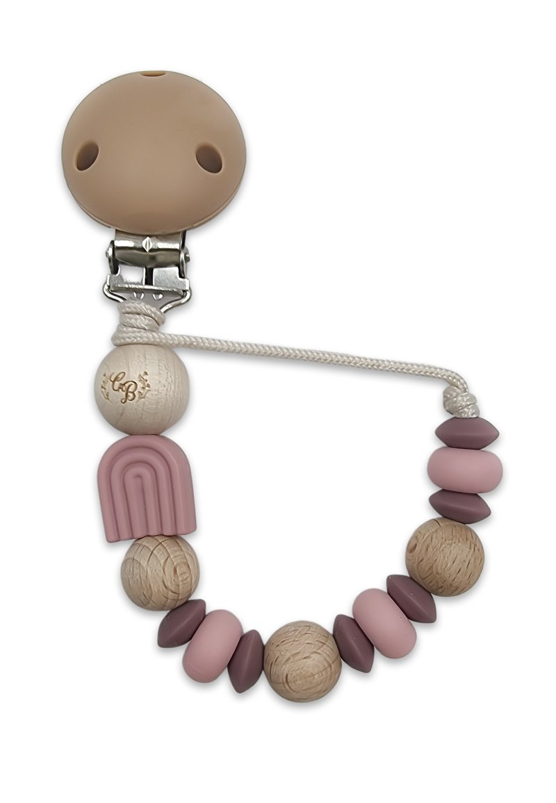 Clip per ciuccio in silicone con un clip rotondo beige, intrecciato con legno e palline in rosa e viola pastello, con un accento a forma di arcobaleno rosa.