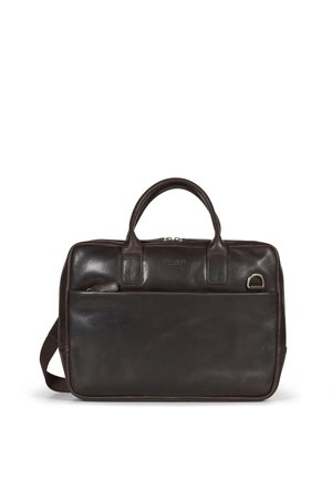 Bruine leren aktetas met een gladde textuur, bovenhandvatten, een verstelbare schouderriem en een voorvak met rits. Minimale hardware accenten.