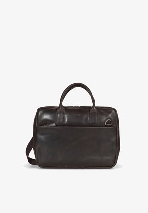 Brązowa skórzana teczka o gładkiej fakturze, z górnymi uchwytami, regulowanym paskiem na ramię oraz przednią kieszenią na zamek. Minimalne akcenty w hardware.