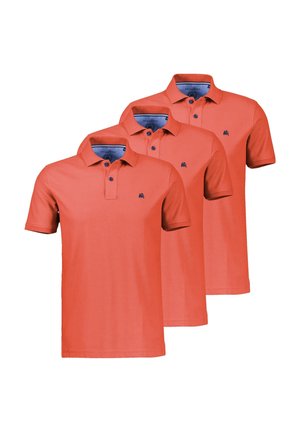 Tre polo shirts i koralorange med korte ærmer, blå knapper og lille marineblåt broderet logo på venstre bryst, vist overlappende.