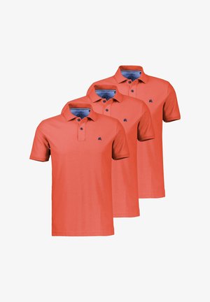 Trzy pomarańczowo-koralowe koszulki polo z krótkimi rękawami, niebieskimi guzikami oraz małym granatowym haftowanym logo na lewej piersi, ułożone nachodząco na siebie.