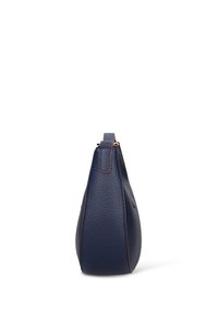 Borsa a tracolla in pelle blu navy con texture a grana, forma curva e dettagli in metallo bronzato. Caratterizzata da una singola tracolla in pelle e cuciture decorative.