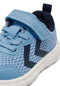 Hummel ACTUS - Trainingsschuh - faded denim