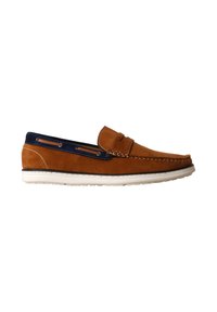 Mocassin en daim marron avec bordure bleu marine, semelle blanche et détails cousus, présenté en profil latéral sur fond blanc.