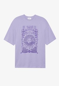 Camiseta de algodón lavanda con mangas cortas, que presenta un gráfico de un sol púrpura y el texto "LE SOLEIL", rodeado de elementos decorativos.