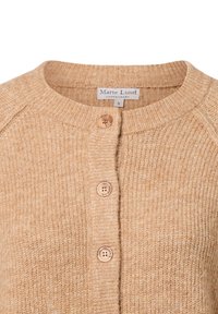 Beige gebreide cardigan met een ronde halslijn, voorzien van vier bruine knopen en een subtiele ribbelstructuur. Label: Marie Lund, maat S.