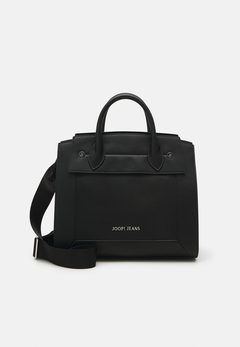 Schwarze strukturierte Handtasche aus strukturiertem Material, mit zwei oberen Griffen und einem abnehmbaren Schultergurt. Logo auf der Vorderseite.