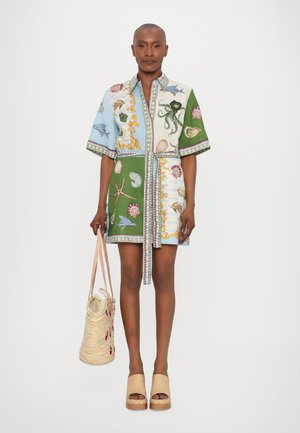 Rochie cu mânecă scurtă, cu un imprimeu multicolor de scoici și viață marină, având talia strânsă și detalii în contrast. Asortată cu o geantă țesută.