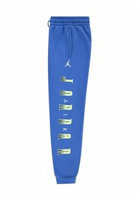 Blauwe sweatpants met een gestructureerde afwerking, voorzien van een wit Jordan-logo en grote groene letters die "JORDAN" aan de zijkant spellen.