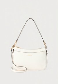 Hvid skuldertaske i læder med guldfarvet lynlås og logo, der har korte og lange justerbare remme mod en ensfarvet baggrund.