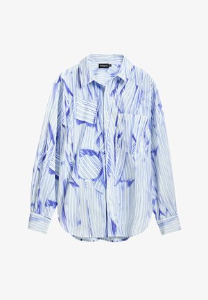 Długosleeveowa koszula zapinana na guziki w kolorze białym z niebieskimi abstrakcyjnymi paskami oraz naszywaną kieszenią. Wykonana z lekkiego materiału o luźnym fasonie.
