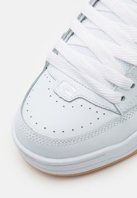 Globe TILT - Skate shoes - white/blue