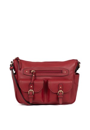 Czerwona skórzana torba na ramię z regulowanym paskiem, dwiema przednimi kieszeniami na klamry i górną kieszenią na zamek.