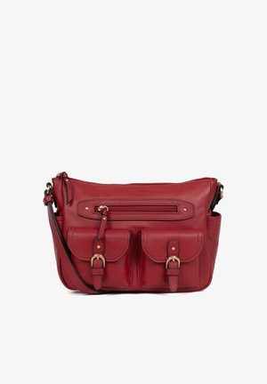 Czerwona skórzana torba na ramię z regulowanym paskiem, dwiema przednimi kieszeniami na klamry i górną kieszenią na zamek.