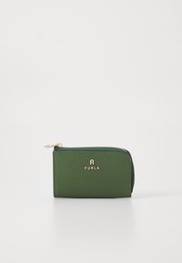Portafoglio verde in pelle con chiusura a zip, caratterizzato da una superficie texture e da un logo dorato sulla parte anteriore. Forma rettangolare compatta.