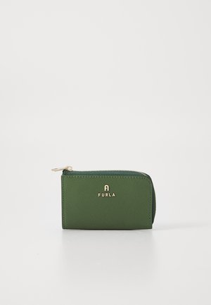 Portefeuille en cuir vert avec fermeture éclair, présentant une surface texturée et un logo doré à l'avant. Forme rectangulaire compacte.