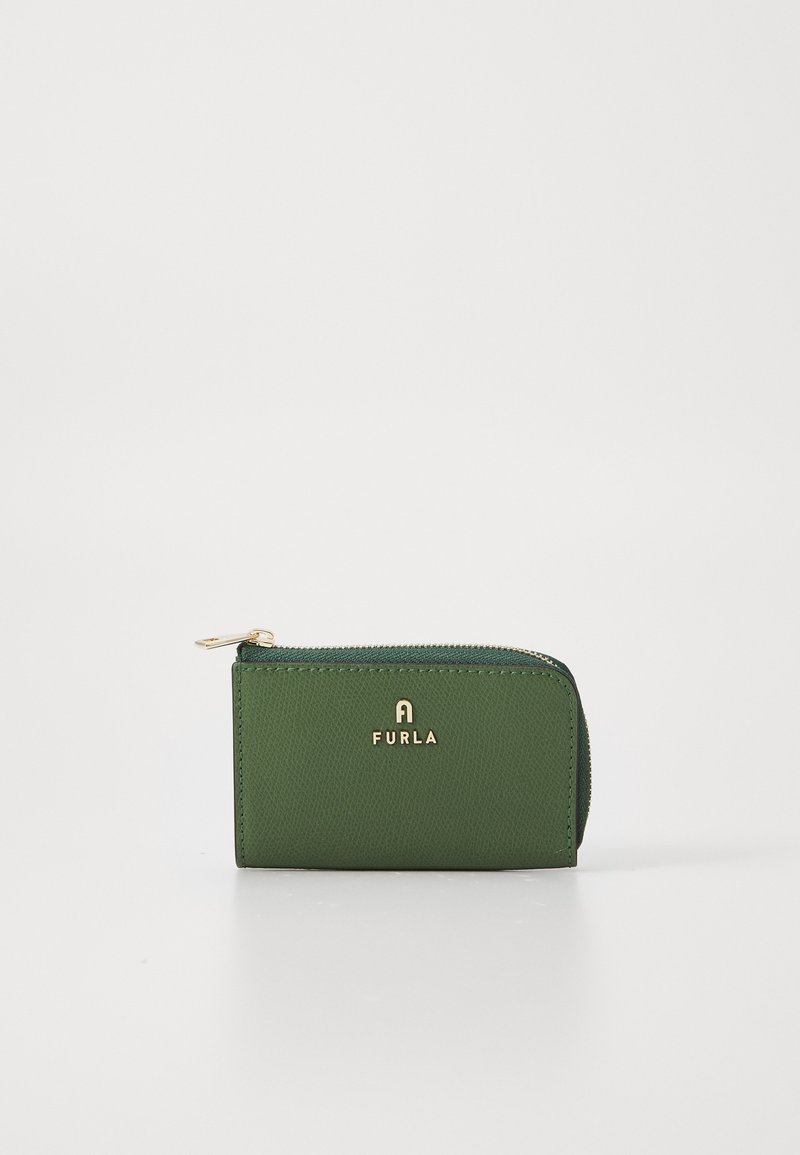 Portafoglio verde in pelle con chiusura a zip, caratterizzato da una superficie texture e da un logo dorato sulla parte anteriore. Forma rettangolare compatta.