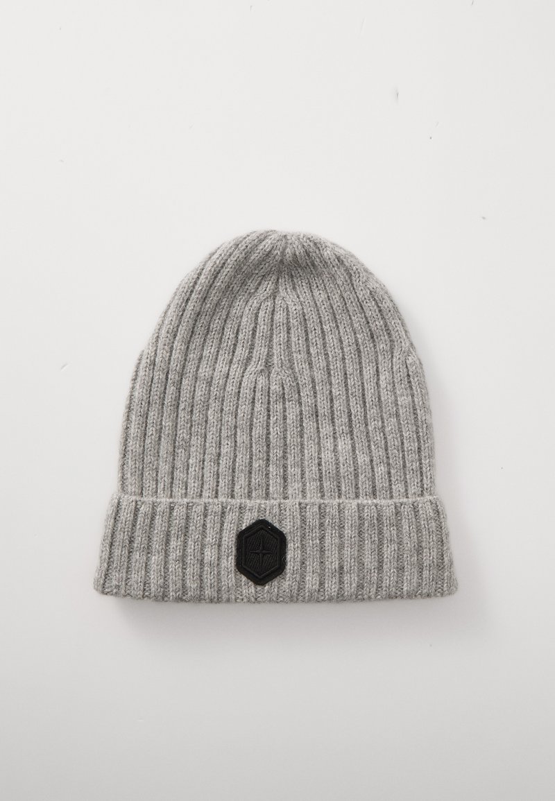 Beanie grigio lavorato a maglia con una texture a coste, caratterizzato da un'etichetta logata esagonale nera sul bordo ripiegato. Tessuto morbido.