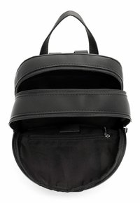 Czarny plecak o zaokrąglonym kształcie, z dwoma zamykanymi na zamek kieszeniami. Wykonany z wytrzymałego materiału, zawiera małą wewnętrzną kieszeń.