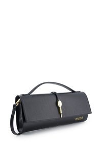 Sort læder håndtaske med en struktureret form, fremtrædende hardware i guld-tone og et håndtag på toppen. Har en glat overflade og et elegant design.