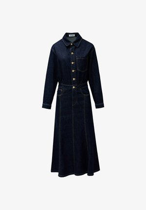 Sukienka koszulowa z dżinsu, ciemnoniebieska, zapinana na guziki, kołnierz, długie rękawy, pasek w talii, kieszenie, kontrastowe złote przeszycia, sylwetka A-line.