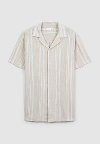 Maglietta beige a maniche corte con righe bianche verticali, chiusura a bottoni sulla parte anteriore e colletto a punta, realizzata in tessuto leggero e testurizzato.